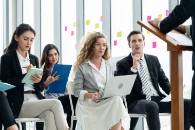 Bir grup iş adamı seminer konferansında toplanıyor.