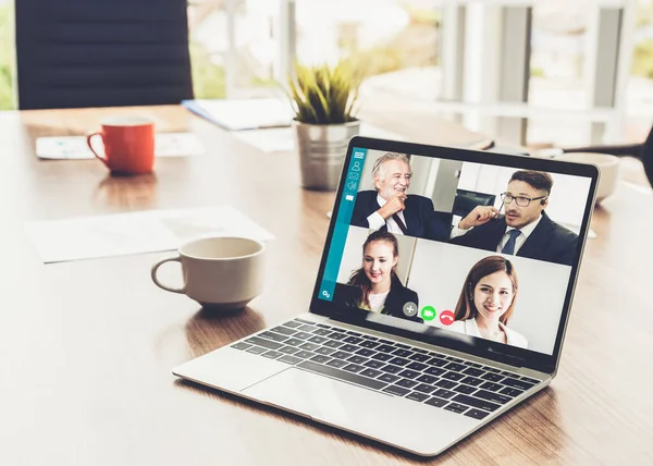 Videollamada reunión de gente de negocios en el lugar de trabajo virtual u oficina remota —  Fotos de Stock