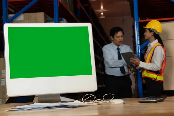 Depo odasında yeşil ekran görüntülü bilgisayar — Stok fotoğraf