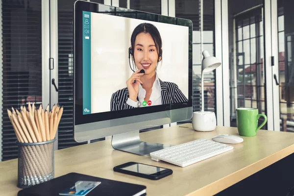 Videollamada reunión de gente de negocios en el lugar de trabajo virtual u oficina remota —  Fotos de Stock