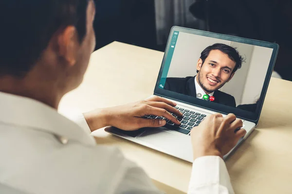 Réunion des gens d'affaires par vidéoconférence sur un lieu de travail virtuel ou un bureau distant — Photo