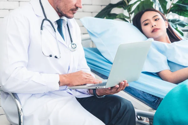 Medico in uniforme professionale che esamina il paziente in ospedale — Foto Stock