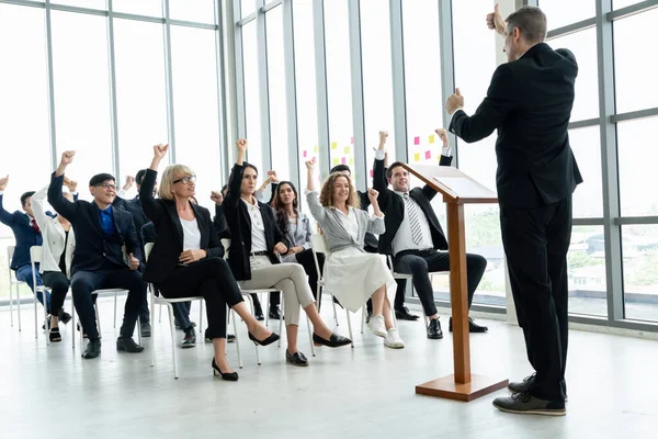 Reunión de un grupo de empresarios en una conferencia de seminario — Foto de Stock