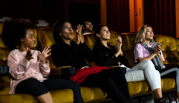 Pubblico di persone che guarda film nel cinema. — Foto Stock