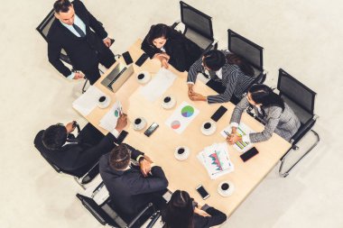 Takım lideri toplantıda insanları cesaretlendirir.