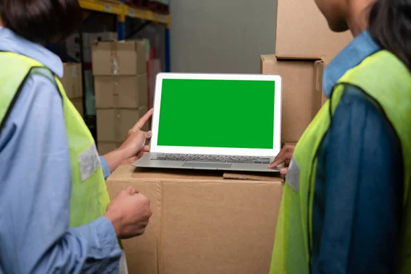 Computador com tela verde na sala de armazenamento do armazém — Fotografia de Stock