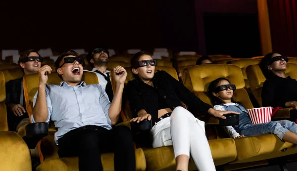 Grupo de pessoas assistir filme 3d no cinema — Fotografia de Stock