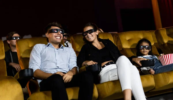 Grupo de pessoas assistir filme 3d no cinema — Fotografia de Stock