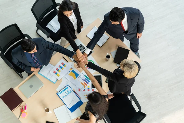 Los empresarios felices celebran el éxito del trabajo en equipo — Foto de Stock