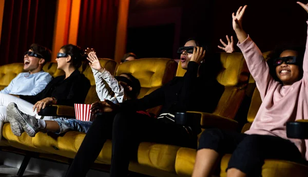 Sinema salonunda 3 boyutlu film izleyen bir grup insan. — Stok fotoğraf
