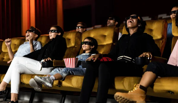 극장에서 사람들이 3d 영화를 보고 있다 — 스톡 사진