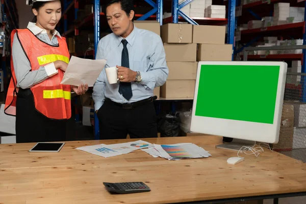 Computer with green screen display in warehouse storage room — Stock Photo, Image