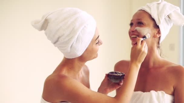 Mooie Vrouw Met Een Gezichtsverzorging Cosmetische Scrub Behandeling Wellness Spa — Stockvideo