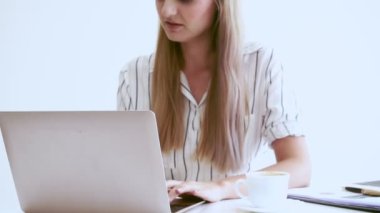 Modern ofiste çalışan sarışın bir iş kadını..