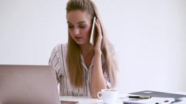 Modern ofiste çalışan sarışın bir iş kadını. İş konsepti.