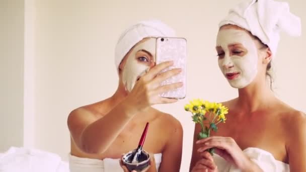Vacker Kvinna Som Har Ansiktsbehandling Kosmetisk Skrubb Wellness Spa Aging — Stockvideo