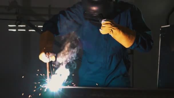 アーク溶接機で働く金属溶接機 — ストック動画