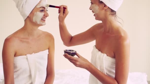 Mooie Vrouw Met Een Gezichtsverzorging Cosmetische Scrub Behandeling Wellness Spa — Stockvideo