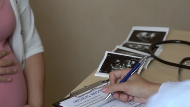 Счастливая Беременная Женщина Посещает Врача Гинеколога Больнице Медицинской Клинике Беременных — стоковое видео
