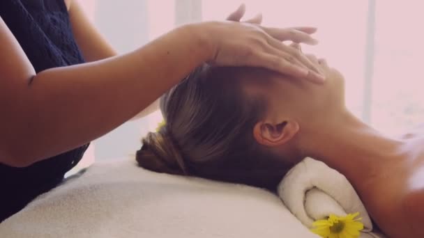 Mujer Relajada Tumbada Cama Spa Para Tratamiento Spa Masaje Facial — Vídeos de Stock