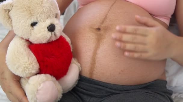 Hamile Bir Kadın Çocuğuna Bakarken Kendini Mutlu Hissediyor Hamile Karnında — Stok video