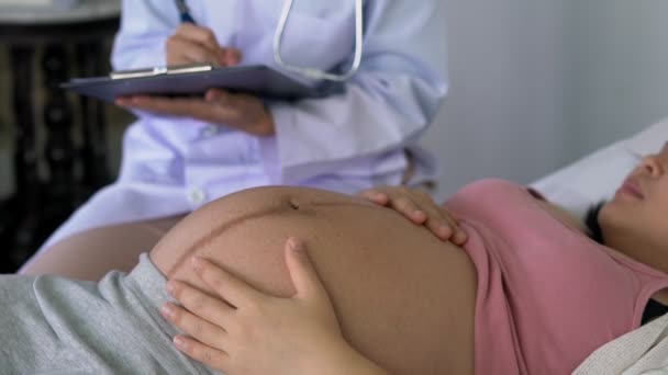 Lycklig Gravid Kvinna Besöker Gynekolog Läkare Sjukhus Eller Läkarmottagning För — Stockvideo