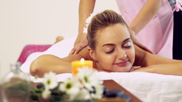 Relaxovaná Žena Dostává Masáž Zad Luxusních Lázních Profesionálním Masážním Terapeutem — Stock video