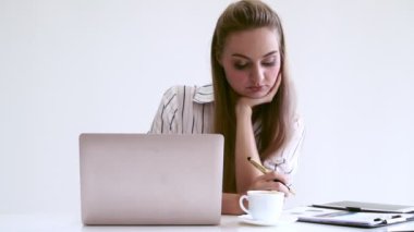 Modern ofiste çalışan sarışın bir iş kadını. İş konsepti.