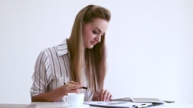 Modern ofiste çalışan sarışın bir iş kadını. İş konsepti.