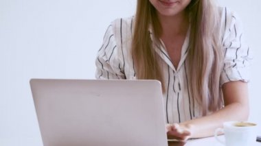 Modern ofiste çalışan sarışın bir iş kadını. İş konsepti.