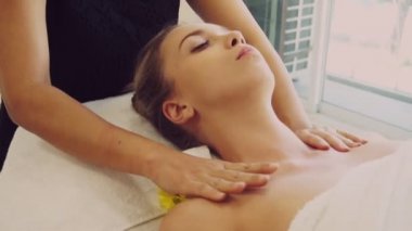 Profesyonel masaj terapisti tarafından masaj yaptıran rahat bir kadın. Sağlık, şifa ve rahatlama konsepti.