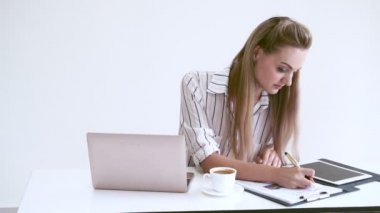 Modern ofiste çalışan sarışın bir iş kadını. İş konsepti.