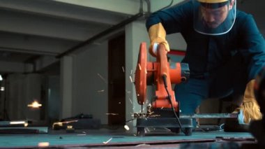 Profesyonel tamirci çelik metali dönen elmas kesici ile kesiyor. Çelik endüstrisi ve atölye konsepti.