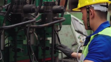 Fabrika atölyesinde makine kullanan akıllı bir fabrika işçisi