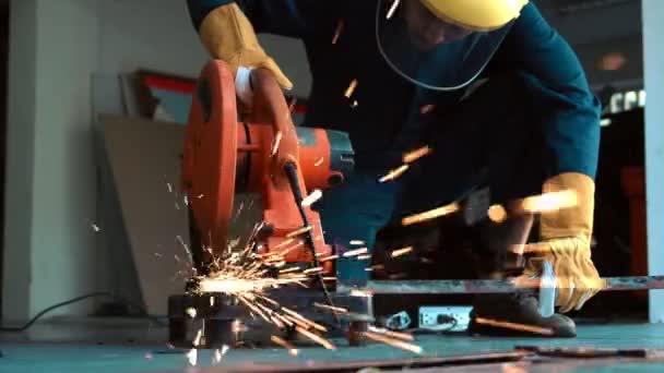 Profesjonalnym Mechanikiem Jest Cięcie Metalu Stalowego Obrotowym Nożem Diamentowym Koncepcja — Wideo stockowe