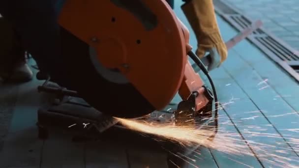 プロのメカニックは 回転ダイヤモンドブレードカッターで鋼金属を切断しています 鉄鋼業とワークショップのコンセプト — ストック動画