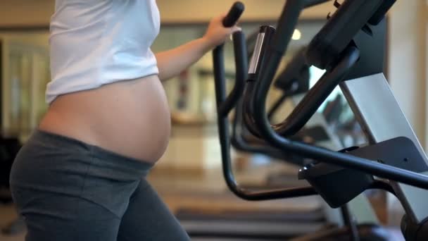 Активные Упражнения Беременной Женщины Фитнес Центре Зале Йоги Молодая Беременная — стоковое видео