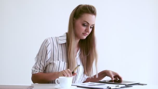 Mujer Rubia Negocios Que Trabaja Oficina Moderna Concepto Empresarial — Vídeo de stock