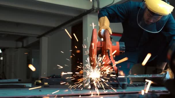 Mecánico Profesional Está Cortando Metal Acero Con Cortador Cuchilla Diamante — Vídeo de stock