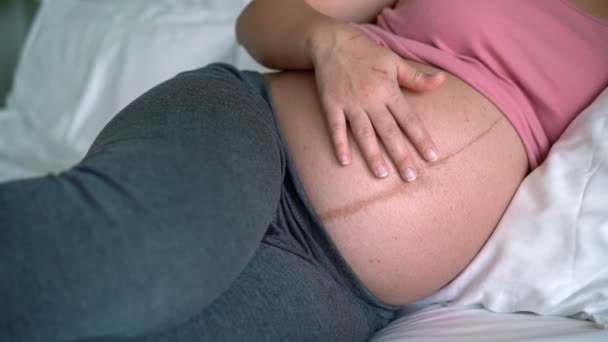 Donna Incinta Sente Felice Casa Mentre Prende Cura Del Suo — Video Stock