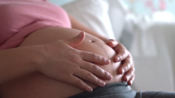 在照顾孩子的同时 怀孕妇女在家里感到快乐 怀孕的母亲怀了孩子 产前护理和妇女怀孕概念 — 图库视频影像