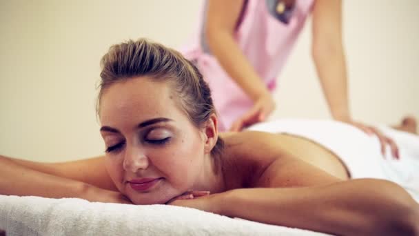 Avslappnad Kvinna Att Tillbaka Massage Lyx Spa Med Professionell Massage — Stockvideo