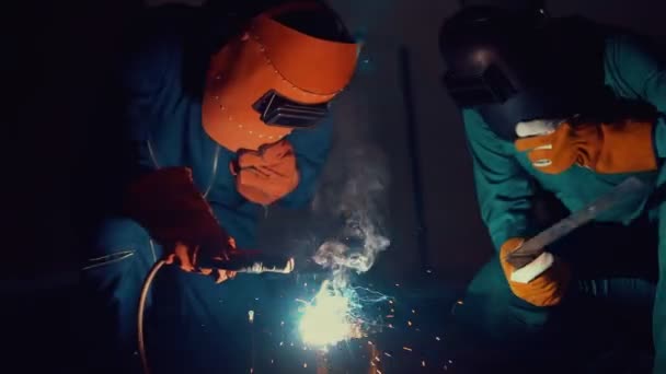 Metallsvetsare Arbetar Med Båge Svetsmaskin För Att Svetsa Stål Fabriken — Stockvideo