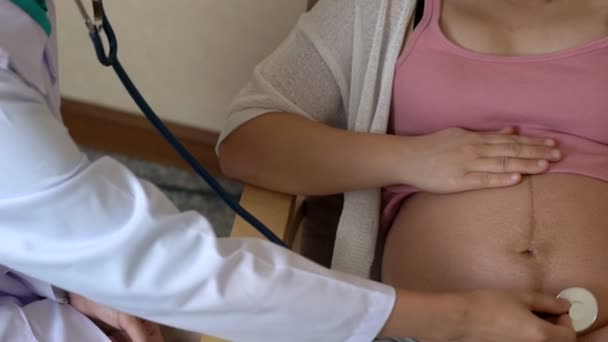Lycklig Gravid Kvinna Besöker Gynekolog Läkare Sjukhus Eller Läkarmottagning För — Stockvideo