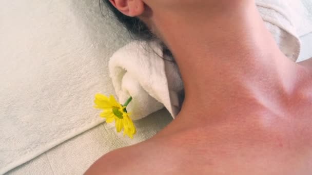 Ontspannen Jonge Vrouw Liggend Een Kuuroord Bereid Voor Gezichtsbehandeling Massage — Stockvideo