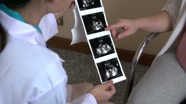 Szczęśliwa Kobieta Ciąży Odwiedzić Ginekologa Lekarza Szpitalu Lub Klinice Medycznej — Wideo stockowe