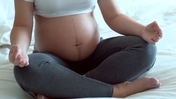 Hamile Bir Kadın Çocuğuna Bakarken Yatak Odasında Yoga Egzersizi Yapıyor — Stok video