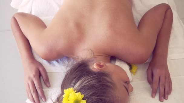 Ontspannen Vrouw Krijgt Terug Massage Luxe Spa Met Professionele Massage — Stockvideo