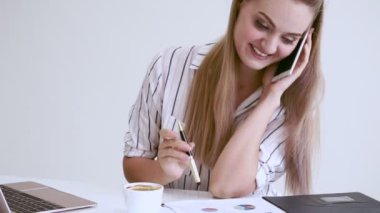Modern ofiste çalışan sarışın bir iş kadını. İş konsepti.