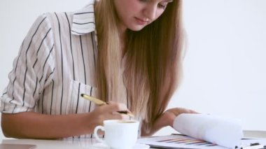 Modern ofiste çalışan sarışın bir iş kadını. İş konsepti.